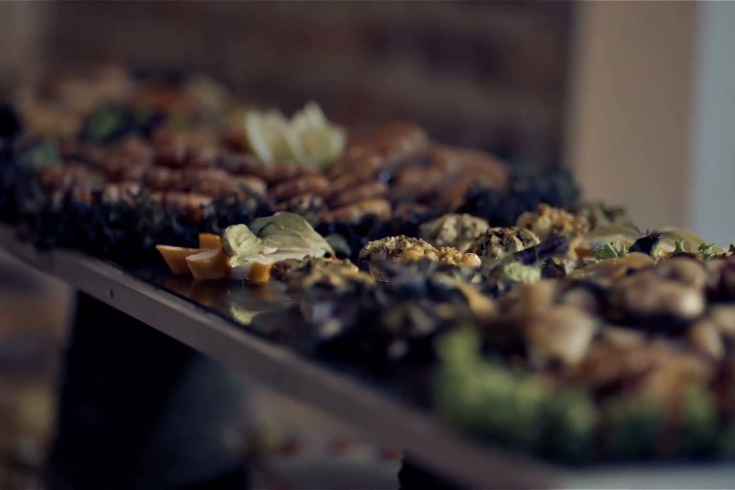 Kalte Platten in Reihe auf einem aufgebauten Buffet