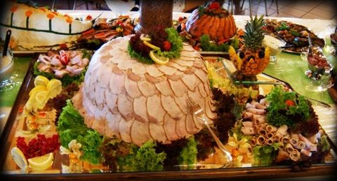 Kalte Platte mit Braten, Terrine und Garnituren