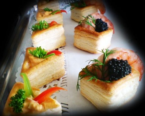 Blätterteigpastetchen mit Kaviar und Garnele