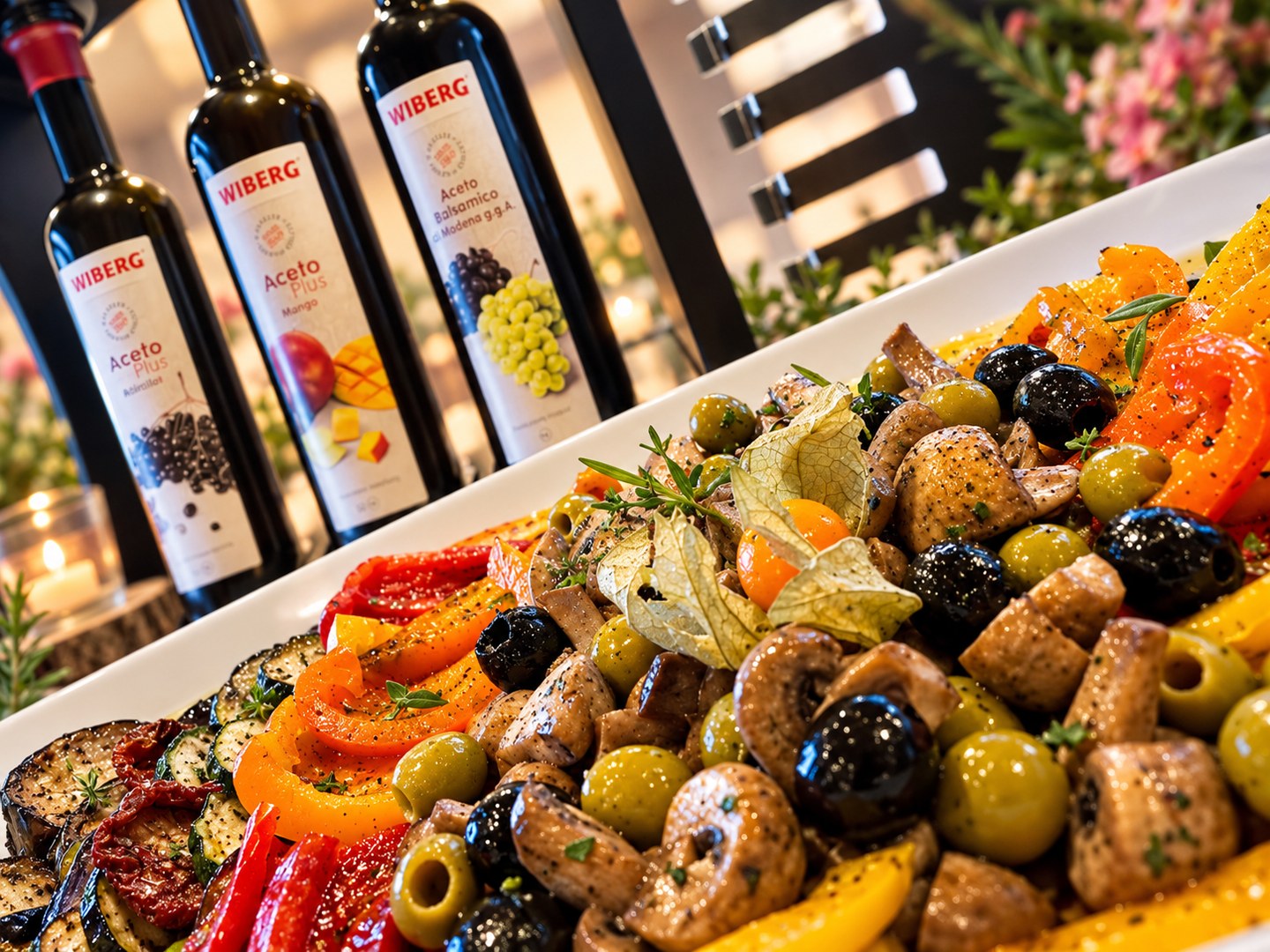 Antipasti mit gegrilltem Gemüse, Champignons und Oliven auf einer großen Servierplatte
